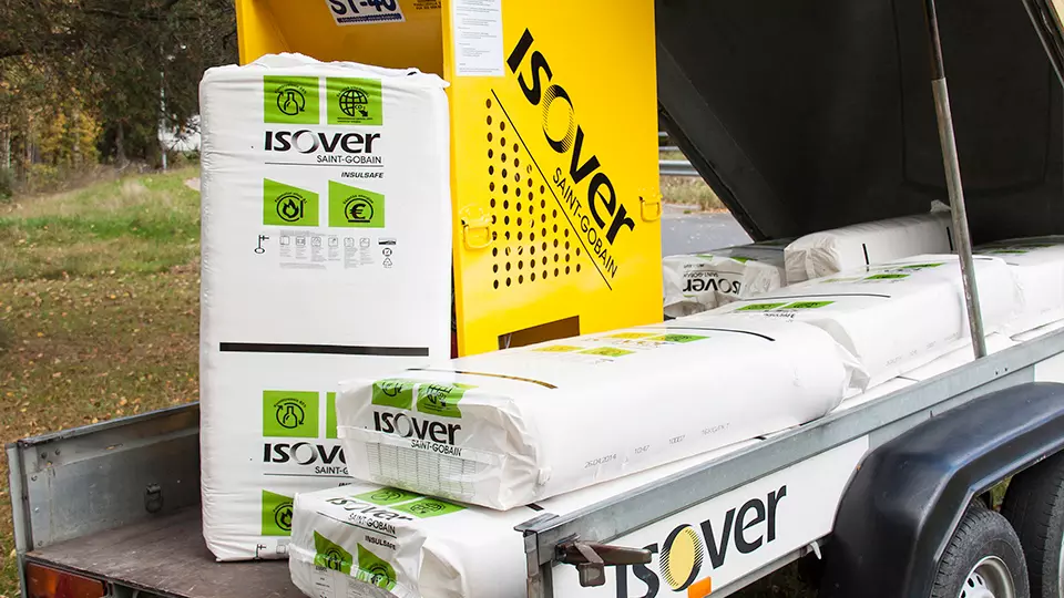 Puhallusvillakone peräkärryssä Insulsafe-pakettien kanssa.
