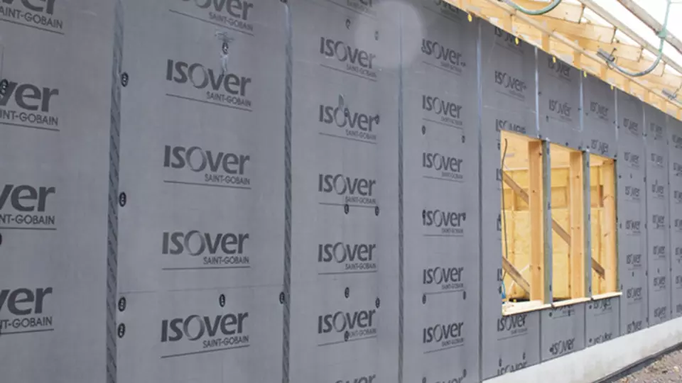 ISOVER Facade -tuulensuojalevyllä päällystettyä pientalon julkisivua.