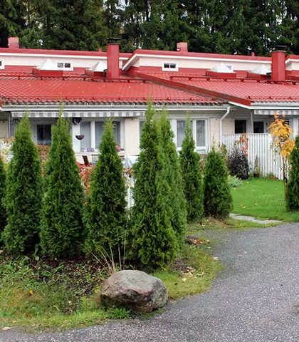 Vantaan Resedakujan neljän asunnon rivitaloyhtiö ulkoa päin.